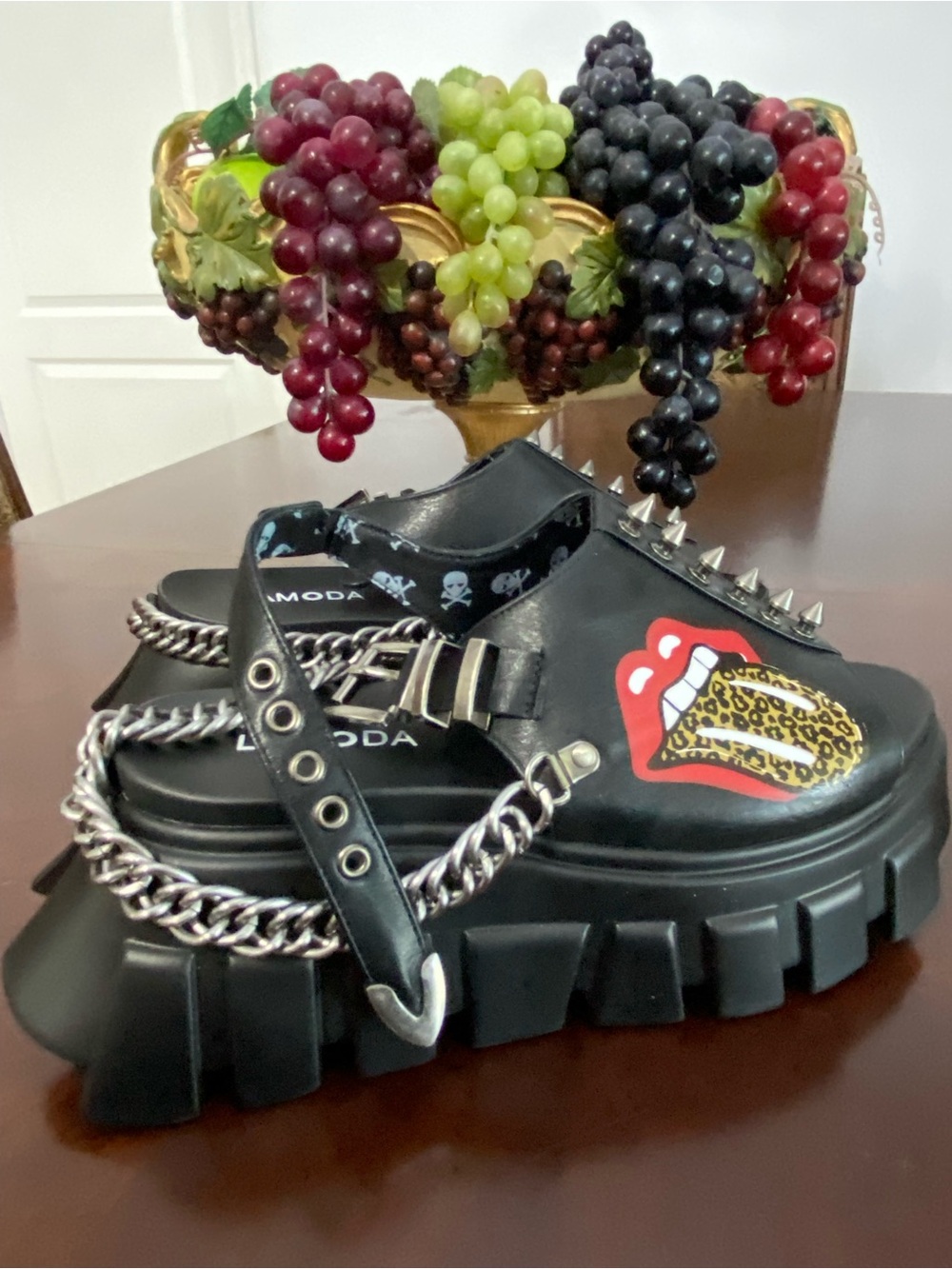 MODA Black Platform Chain Sandals with Stud & Leopard Tongue Graphic